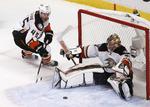 shot-stopper. Frederik Andersen (th) leverer en af sine mange redninger i semifinaleopgøret mod Chicago Blackhawks. 