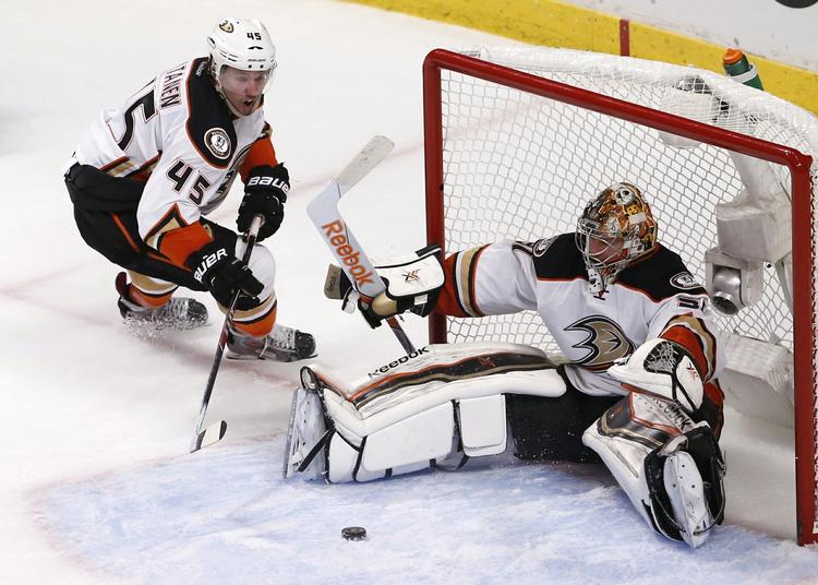 shot-stopper. Frederik Andersen (th) leverer en af sine mange redninger i semifinaleopgøret mod Chicago Blackhawks. 