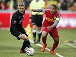 duel. Silkeborgs Morten Beck (tv.) i nærkamp med FC Nordsjællands anfører Patrick Mtiliga. 
