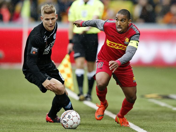 duel. Silkeborgs Morten Beck (tv.) i nærkamp med FC Nordsjællands anfører Patrick Mtiliga. 