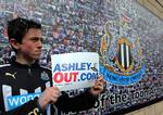 GETOUT. Newcastels fans er utilfreds med klubbens ejer, Mike Ashley, som de ikke mener investerer nok i holdet, men i stedet kun tænker i profit og har ødelagt klubbens identitet og glemt klubbens betydning for den nordengelske by. 