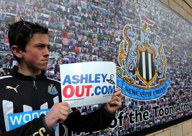 GETOUT. Newcastels fans er utilfreds med klubbens ejer, Mike Ashley, som de ikke mener investerer nok i holdet, men i stedet kun tænker i profit og har ødelagt klubbens identitet og glemt klubbens betydning for den nordengelske by. 