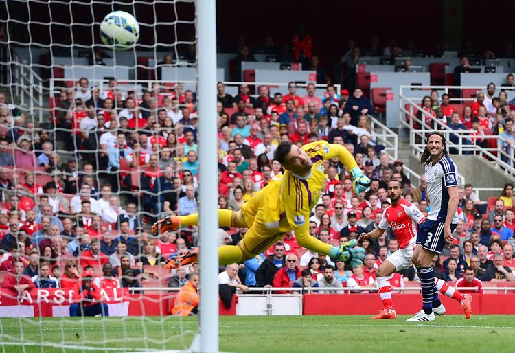 HATTRICK. Med målene til 1-0, 2-0 og 4-0 har Theo Walcott (i rødt) været flyvende i første halvleg mod West Bromwich. 