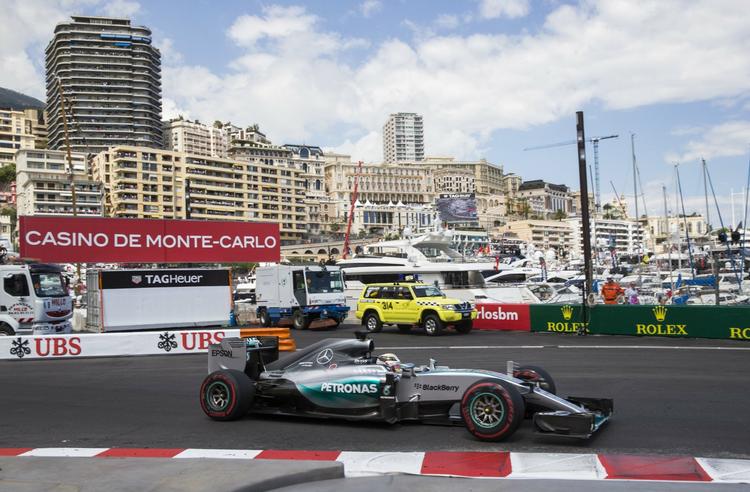 fejl.  Lewis Hamilton blev kaldt til pitstop og mistede dermed føringen i Monaco. 