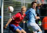 Nærkamp. Der var masser af dueller - her Pourié mod Kure - og knap så meget fint spil, da SønderjyskE i går sikrede sig endnu en superligasæson ved at spille 1-1 mod FCV. Foto: Jens Dresling 