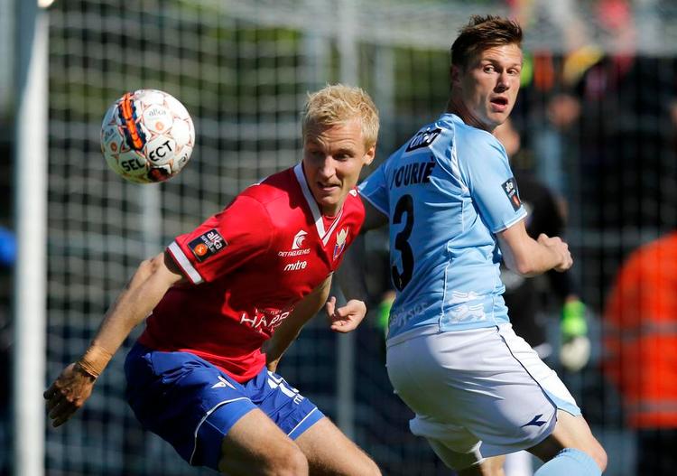 Nærkamp. Der var masser af dueller - her Pourié mod Kure - og knap så meget fint spil, da SønderjyskE i går sikrede sig endnu en superligasæson ved at spille 1-1 mod FCV. Foto: Jens Dresling 