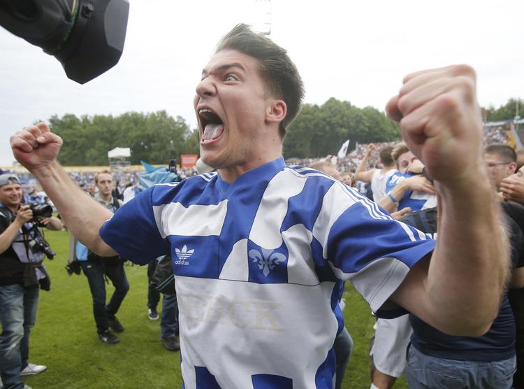 OPRYKNING. Jublen var intens, da Darmstadt med en sejr over St. Pauli rykkede op i Bundesligaen. St. Pauli blev trods nederlaget hængende i 2. Bundesliga. 