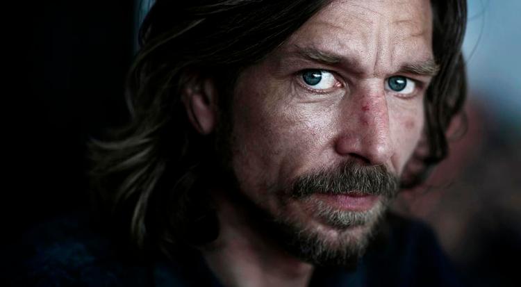 Forfatter. Karl Ove Knausgård er norsk, men bor i Sverige. Hans største værk er det selvbiografiske romanværk 'Min kamp'. 