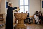 Dåb. Sognepræst Helene Ferslev gør klar til dåben i går i Frederiksholms Kirke i Københavns Sydhavn. 