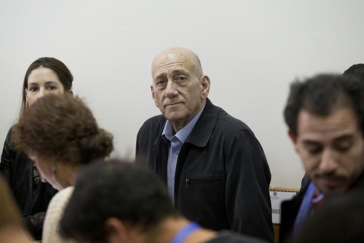 Dømt. Israels tidligere premierminister Ehud Olmert ved en retshøring i marts. Den tidligere toppolitiker er dømt for korruption. 
