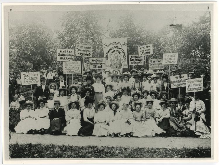 Respekt. Dorthe Chakravarty's nye bog får man indblik i tjenestepigens liv og drager perspektiver til nutidens au pair-ordninger. Billede fra bogen. 