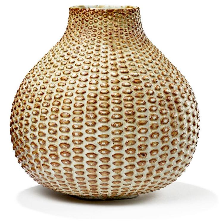 Tyvegods. Tyve stjal i ly af natten denne knoppede Axel Salto-krukke fra kunstmuseet Trapholt i Kolding. 7,5 år senere blev den og endnu en stjålen Salto-krukke solgt hos auktionshuset Bruun Rasmussen til i alt 167.500 kroner. Foto fra Bruun Rasmussen salgskatalog 