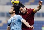 Nærkamp. Lazios Marco Parolo (tv.) i en duel med Romas Kostas Manolas. Billedet er taget, da de to klubber mødtes midt i januar, hvilket er årsagen til, at alle Laziospillerne bar en støtteerklæring til det terrorramte franske magasin Charlie Hebdo på trøjerne. Foto: Gregorio Borgia, AP 