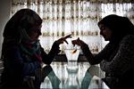 Omsorg. Søstrene Wisal og Sabrin har sammen ageret tolk for deres mor gennm 10 år i det danske sundhedssystem. »Vi er stærke piger, men vi har set og hørt alt for meget, som vi ikke skulle«, siger 13-årige Sabrin. 