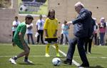 Fredskamp. Fifa-præsident Sepp Blatter er med egne ord på en fredsmission for at løse spændingen mellem det israelske og det palæstinensiske fodboldforbund. Her spiller han bold med nogle drenge i nærheden af Ramallah. Foto: Majdi Mohammed/AP 