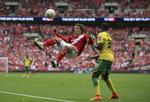 FLYVENDE. I ligaen havde Middlesbrough været flyvende med to sejre over Norwich, men på Wembley fik Sebastien Bassong (th.) bragt Jelle Vossen ned på jorden. 