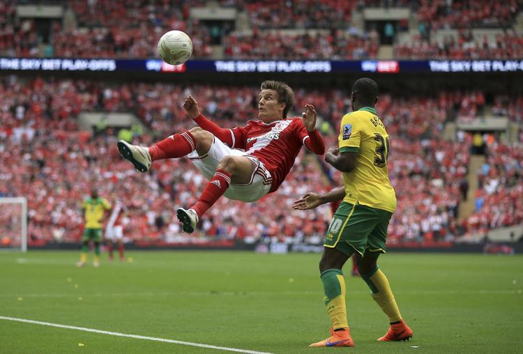 FLYVENDE. I ligaen havde Middlesbrough været flyvende med to sejre over Norwich, men på Wembley fik Sebastien Bassong (th.) bragt Jelle Vossen ned på jorden. 