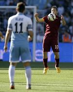 SÅDAN! Romas 38-årige Francesco Totti viser Lazios 36-årige Miroslav Klose, hvordan man tæmmer bolden. Hans hold tæmmede også lokalrivalen ved at vinde 2-1. 
