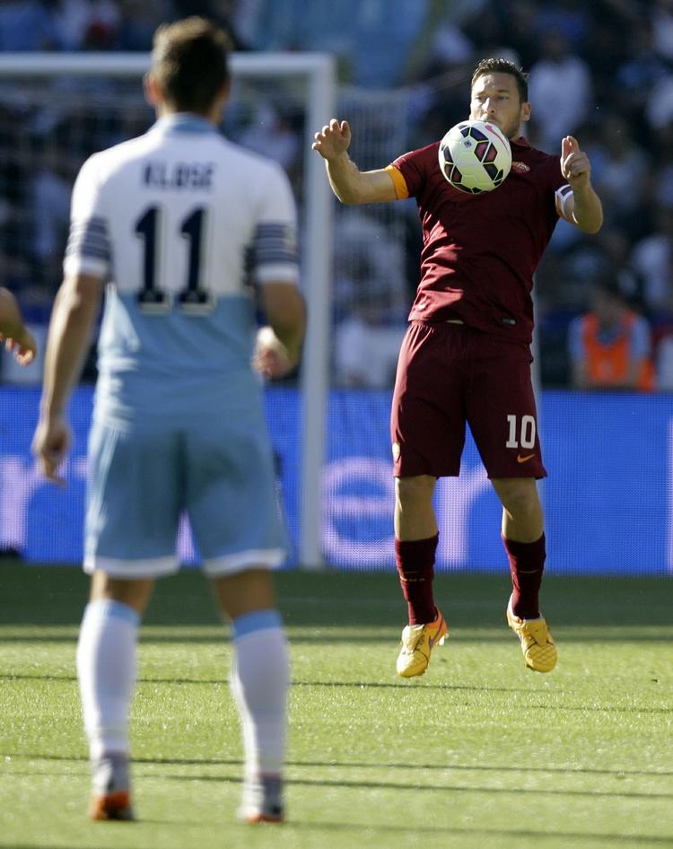 SÅDAN! Romas 38-årige Francesco Totti viser Lazios 36-årige Miroslav Klose, hvordan man tæmmer bolden. Hans hold tæmmede også lokalrivalen ved at vinde 2-1. 