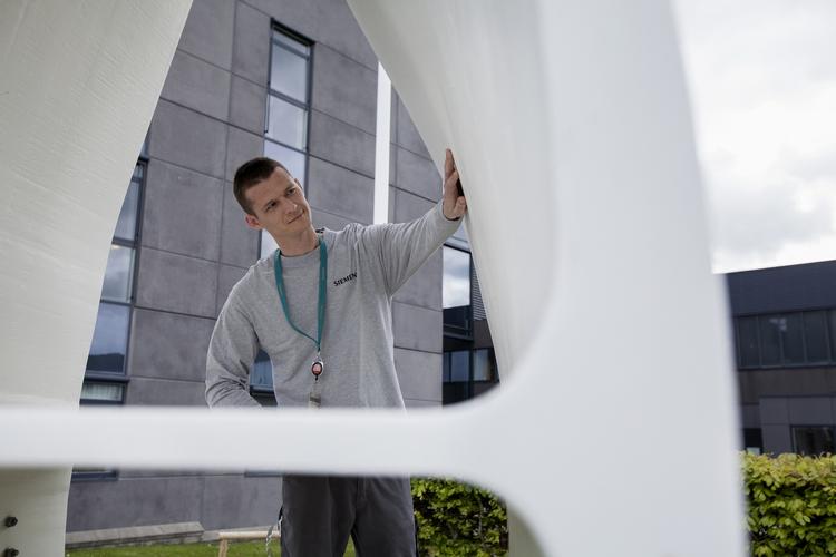 Uddannet. Michael Bruun begyndte at tage en faglært uddannelse, da han var 31 år. Han er langt fra noget særtilfælde, antallet af voksne som tager en faglært uddannnelse er steget de seneste år. Michael Bruun arbejder som vindmølleoperatør hos Siemens i Aalborg. 