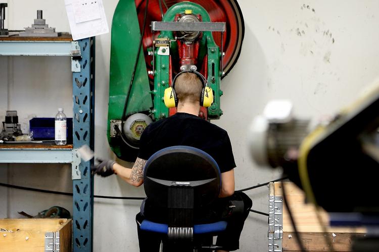 deltid. Mange af de nye job, der er blevet skabt, er på halv- eller deltid. Omregnes de 40.000 nye jobs, der er kommet til, til fuldtidsjobs, svarer det til 20.700 lyder analysen fra DA. 