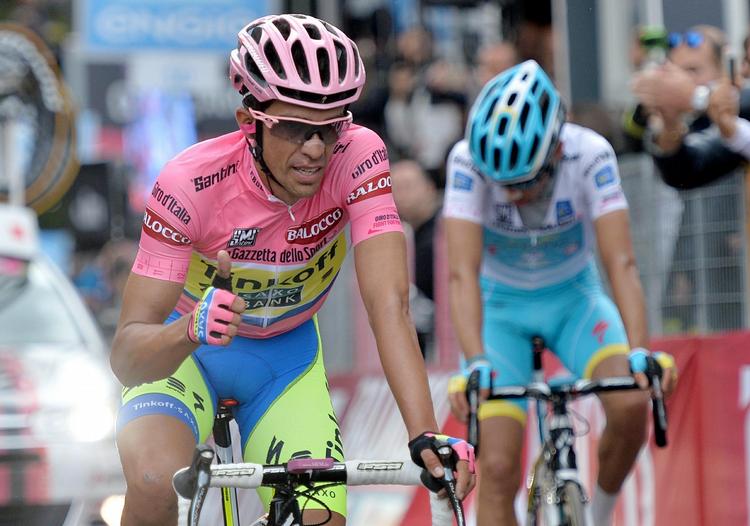 Vinderkurs. Contador (tv) fører med over to minutter ned til Aru (th). 