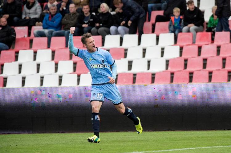 MÅLSCORER. Jonas Kamper bragteRanders foran med 2-0, da kronjyderne i går vandt over Silkeborg og spillede sig snublende tæt på en plads i EuropaLeague. 