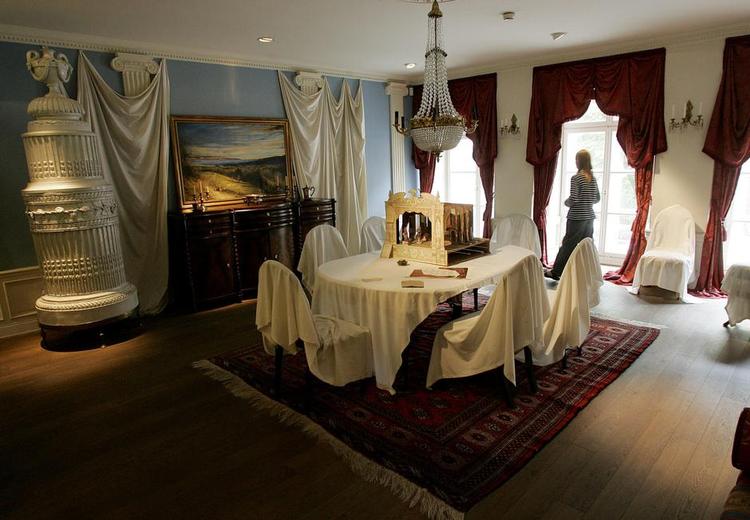 Legendarisk. Den legendariske spisesal, som den er beskrevet i Thomas Manns 'Buddenbrooks'. Buddenbrookhaus ligger i Lübeck, en af det byer, Henriette Harris skriver om. 