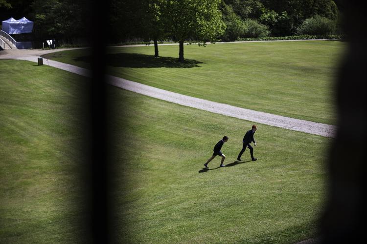 Herlufsholm. Der ér bestemt gode kostskoler. Dem har vi brug for, for der ér børn, som har brug for at være hjemmefra. Men på en kostskole hersker som oftest et stort og altoverskyggende socialt krav om tilpasning. Eleverne anbringes midt i et inferno af for mange børn sammen, skriver Joh Aasted Halse. 