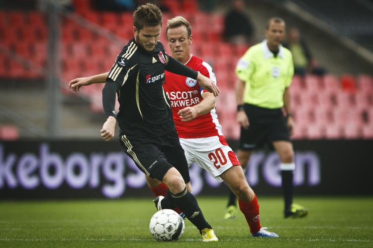 Berejst. Lasse Nielsen (tv) forlod AaB sidste år til fordel for Nijmegen i Holland. De lejede ham så ud til Gent, hvor han blev mester for andet år i træk efter titlen sidste år med AaB. 