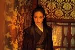 SNIGMORDER. Shu Qi som snigmordersken og krigeren Nie Yinniang. Skikkelsen optræder første gang i en mere end 1.000 år gammel chuanqi-fortælling. 