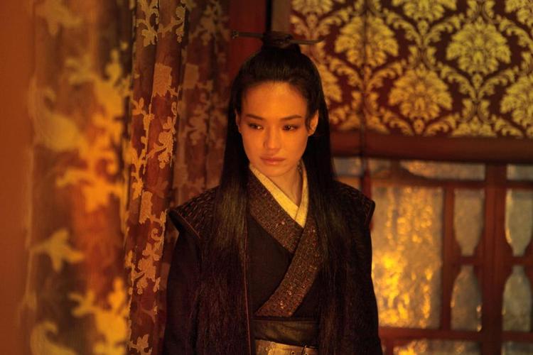 SNIGMORDER. Shu Qi som snigmordersken og krigeren Nie Yinniang. Skikkelsen optræder første gang i en mere end 1.000 år gammel chuanqi-fortælling. 