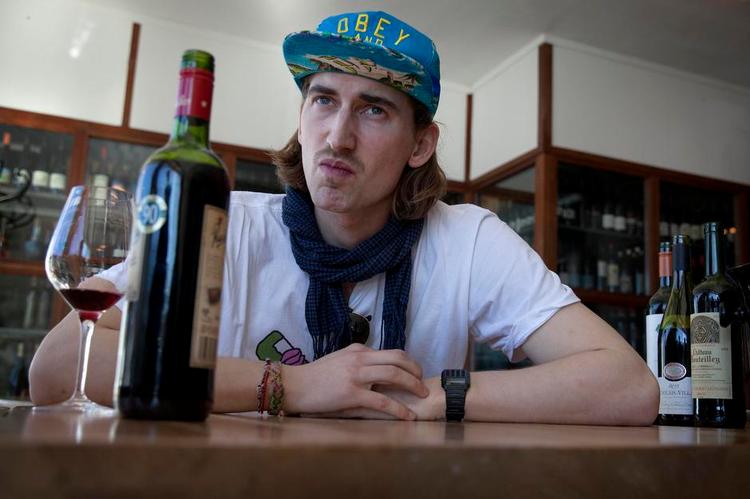 Billig vin. I tre discountsupermarkeders faste sortiment - Netto, Fakta og Rema 1000 - valgte sommelier Henrik Levinsen ni vine under 60 kroner. Radio Boca faldt ikke rigtig i smag - den minder om en »svært overvægtig balletdanser«, mens den bedste, Château Bouteilley, mere er som en hyggelig morfar. 