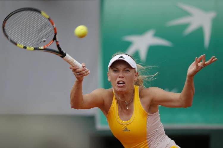 sikkert.  Caroline Wozniacki fik totalt greb om kampen i andet sæt, hvor danskerens lave fejlprocent blev afgørende. 