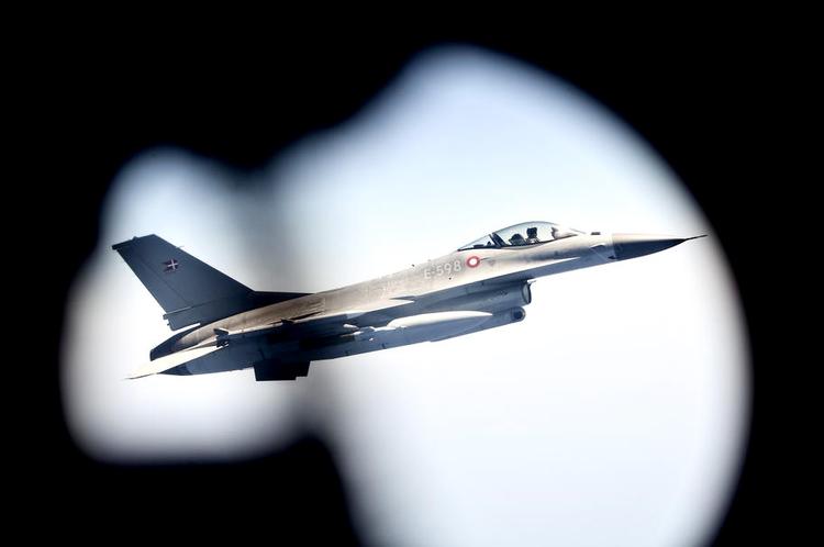 Krigsspil. F-16-jagerfly gennemfører øvelsesflyvninger over den norske ø Bodø. Rusland kopierer. 