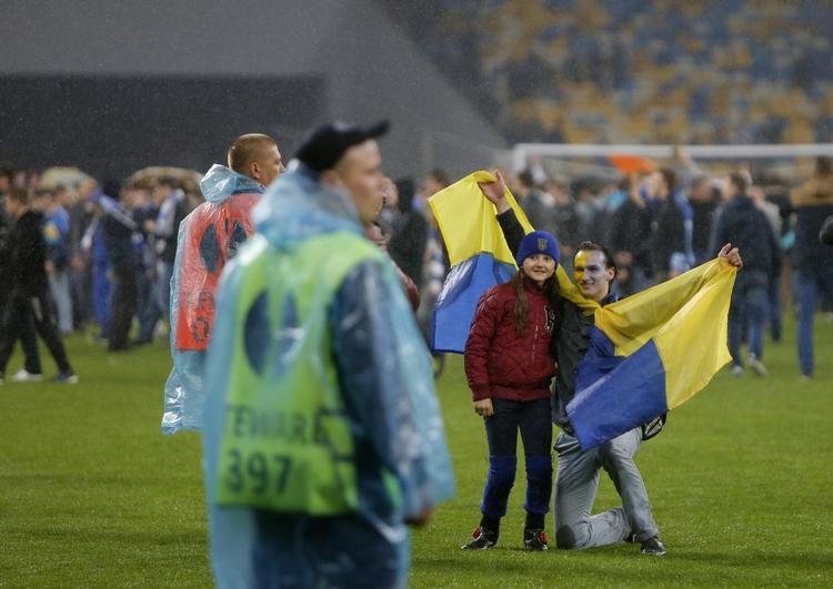 forløsning. Dnipro-tilhængerne invaderede den lånte hjemmebane i Kiev, da holdet sejrede over Napoli i semifinalen. 