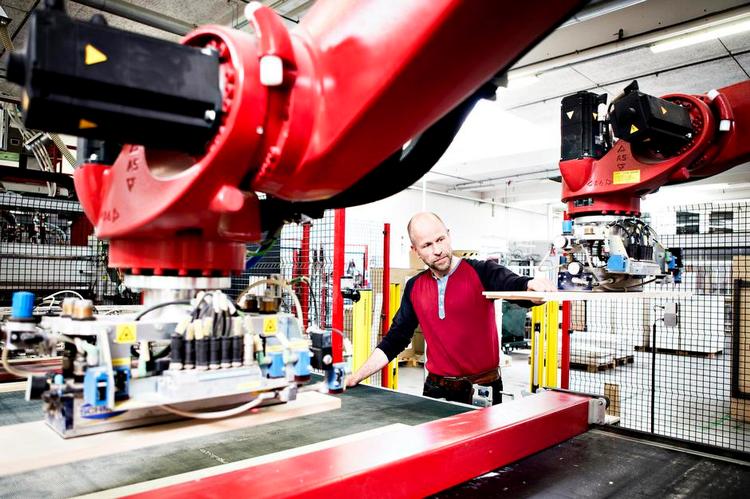 pendler. Steen Laier kører en time fra Aalborg til Thy hver dag, til sit arbejde på trævarefabrikken Dolle. Imens søger akademikere i hobetal den nden vej. 
