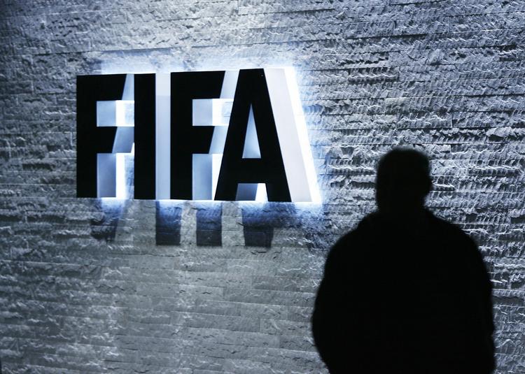 Korruption. Ifølge New York Times er flere ledende medlemmer af FIFA blevet arresteret kort før præsidentvalget. 