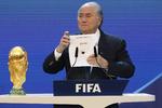 Tildeling. Valget af Qatar som vært for VM i 2022 er fortsat omdiskuteret. Fifa-præsident Sepp Blatter og resten af ledelsen er kastet ud i endnu en enorm krise bare to dage for præsidentvalget. 