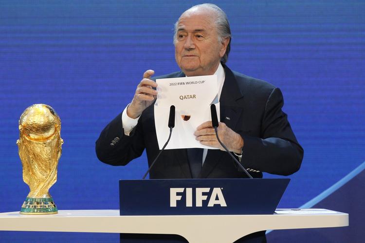 Tildeling. Valget af Qatar som vært for VM i 2022 er fortsat omdiskuteret. Fifa-præsident Sepp Blatter og resten af ledelsen er kastet ud i endnu en enorm krise bare to dage for præsidentvalget. 