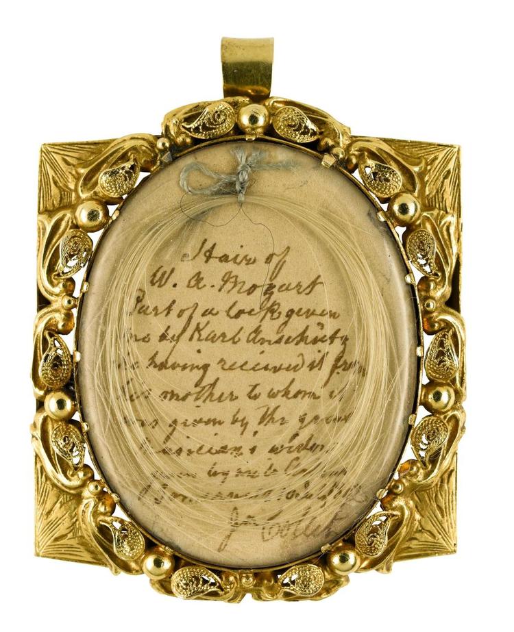 opbevaring. Lokken fra Mozarts hår blev oprindeligt holdt i en medaljon af hans kone Contanze. 