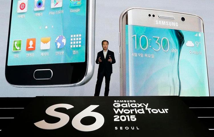 Optimisme. Der var stor tiltro til en lysere fremtid for Samsung, da den nye telefon Galaxy S6 blev lanceret. Virkeligheden lever ifølge de nye tal ikke helt op til drømmene. Arkivfoto: Ahn Young-joon/AP 