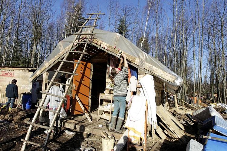 Befriet. Besætterne - eller zadisterne - bor i forladte hytter eller selvbyggede skure. I 2012 forsøgte politiet at ødelægge deres tilholdssteder, men zadisterne vendte tilbage med tusindvis af støttedemonstranter, og siden har området været såkaldt befriet zone. 