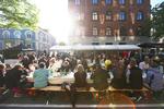 Hygge. Gaden bliver spærret af, så folk kan sidde på langborde og spise middag. 