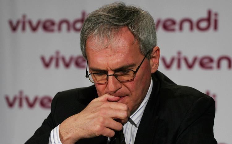 tilbud. Topchefen i det franske energiselskab, Jean-Bernard Lévy, tilbyder de ansatte 75.000 kroner for at arbejde 212 dage om året mod de nuværende 196. 