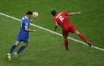 0-1. Et fremragende kontraangreb og en perfekt afslutning af Nikola Kalinic (tv.) åbnede scoringen i Warszawa. 