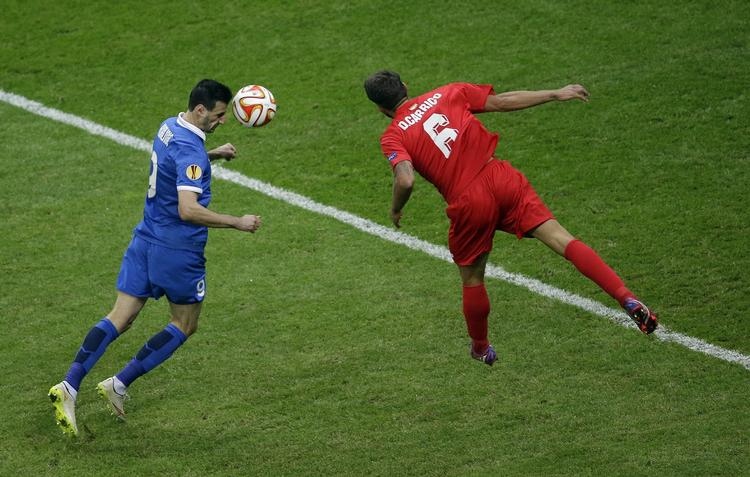 0-1. Et fremragende kontraangreb og en perfekt afslutning af Nikola Kalinic (tv.) åbnede scoringen i Warszawa. 