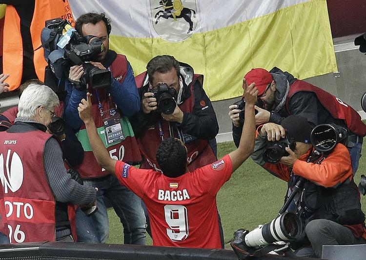 MATCHWINNER. Colombianske Carlos Bacca scorede to mål i en flot Europa League-finale. 
