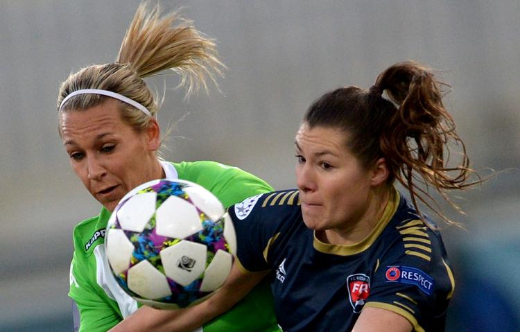 TEST. Lena Goessling (tv.) skal sammen med sine tyske landsholdskolleger gennemgå en kønstest, før hun kan stille op ved VM. 
