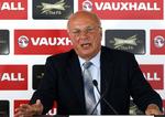 KRITIK. Det engelske fodboldforbunds formand Greg Dyke tilslutter sig nu koret af fodboldledere, der kræver Fifa-præsident Sepp Blatters afgang. 